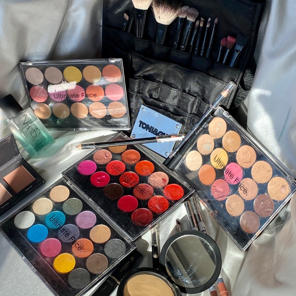PROFESSIONAL LARGE MAKEUP KIT & BRUSHES